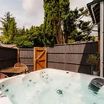 Дом отдыха Ferry View Cottage, 3 Bed En-suite, Hot Tub