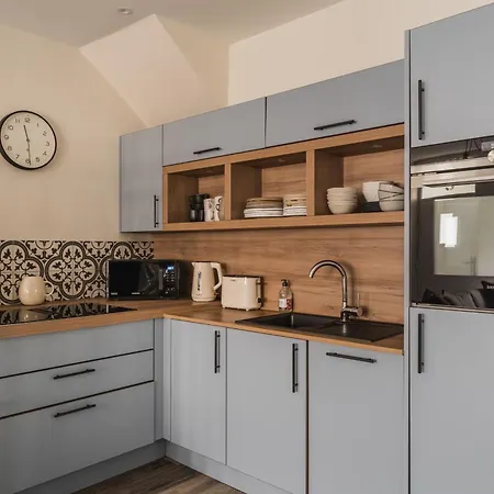 Ferry View Cottage, 3 Bed En-suite, Hot Tub Bowness-on-Windermere