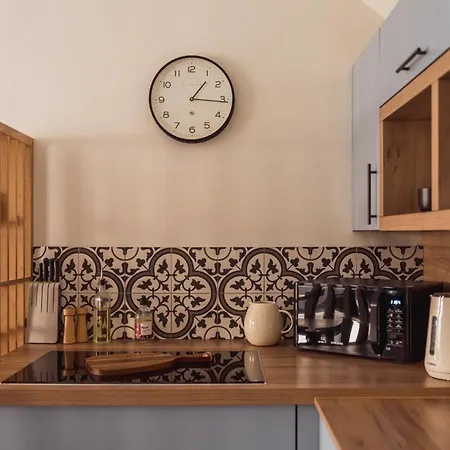 Ferry View Cottage, 3 Bed En-suite, Hot Tub * Bowness-on-Windermere