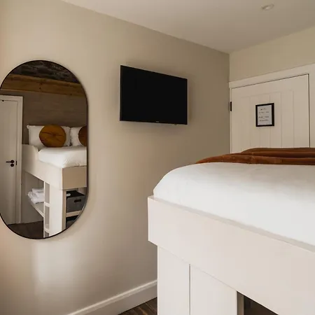 Ferry View Cottage, 3 Bed En-suite, Hot Tub * Bowness-on-Windermere