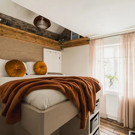 Ferry View Cottage, 3 Bed En-suite, Hot Tub * Bowness-on-Windermere
